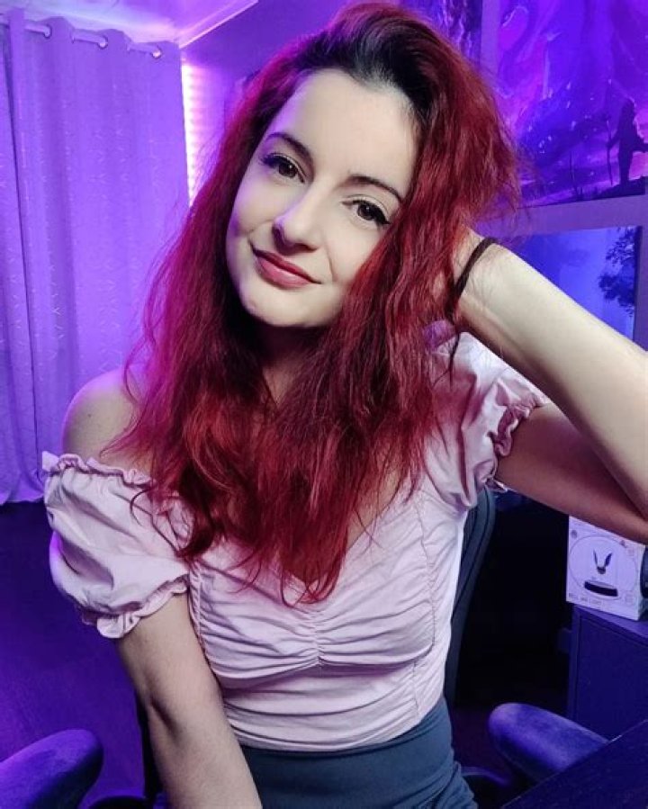  Anniefuchsia