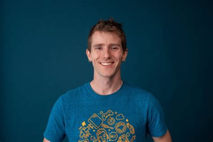 Linus Sebastian Height, Weight, Net Worth, Age, Birthday, Wikipedia, Who, Nationality, Biography